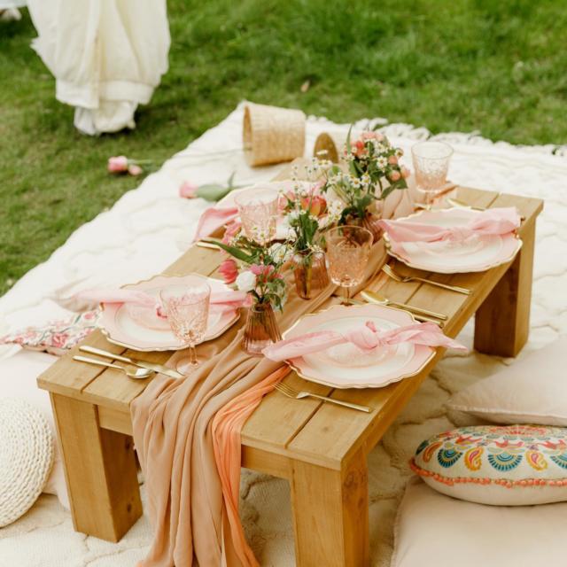 Whether it's a baby shower, a bridal shower, or even a 1st birthday, a low table, relaxed picnic-style table setting compliments every one of these occasions.⁠⁠
Styled by: @signaturesoirees & @therednotebooksocials⁠⁠
Cutlery & tableware: @duchessbutler⁠⁠
Florals: @flowerstationuk⁠⁠
Photography: @doryphotography_⁠